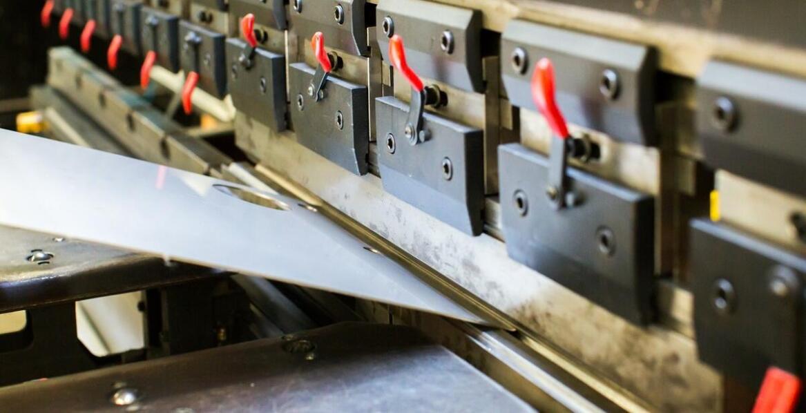 Jak proces tłoczenia blach zapewnia trwałość progów i błotników?