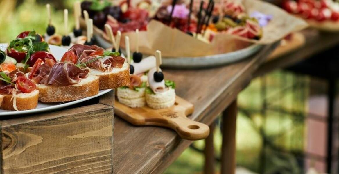 Jak eventowy catering z indywidualnym menu podnosi rangę Twojego wydarzenia?