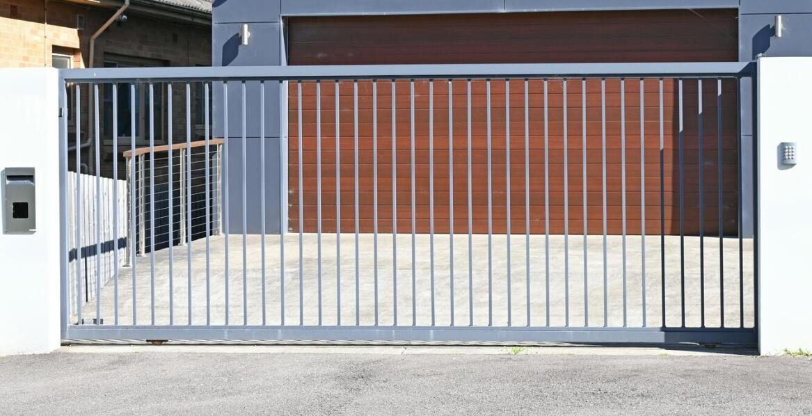 Zastosowanie automatyki w przesuwnych bramach – korzyści i możliwości