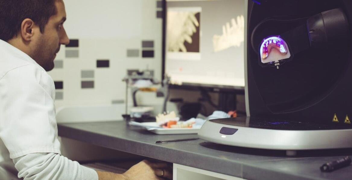 Jak protetyk w Rzeszowie wpływa na komfort użytkowania protez na implancie?