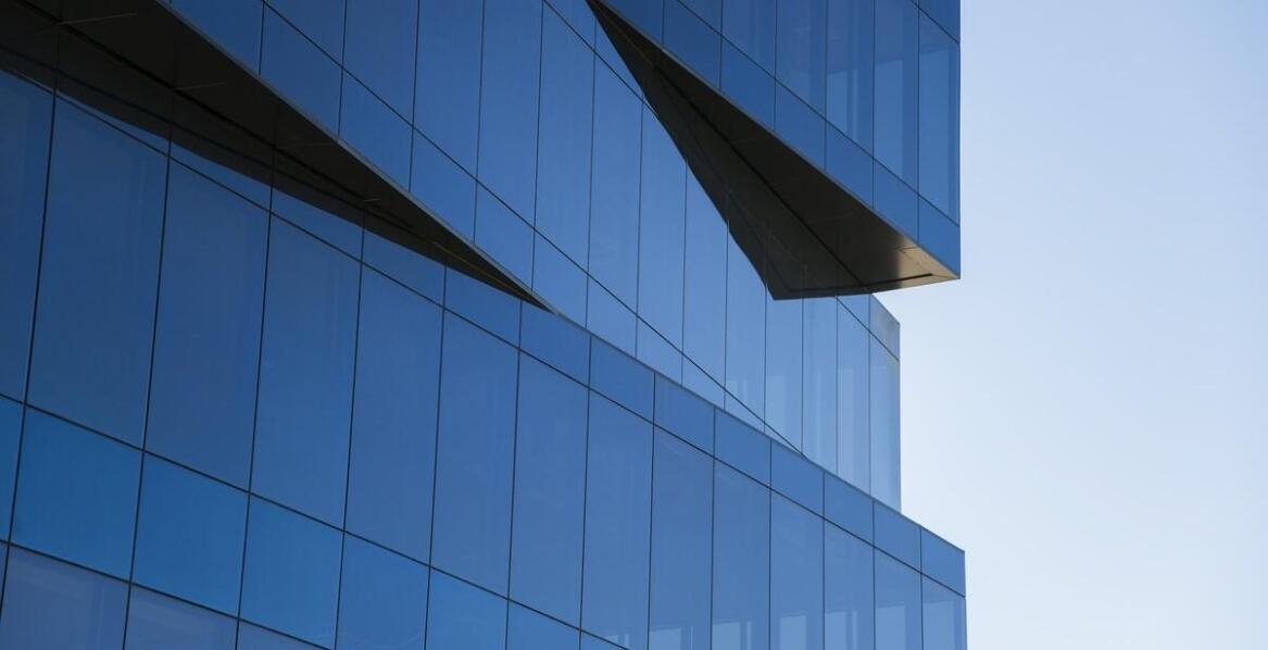 Projektowanie fasad a prawne wymagania i budowlane normy