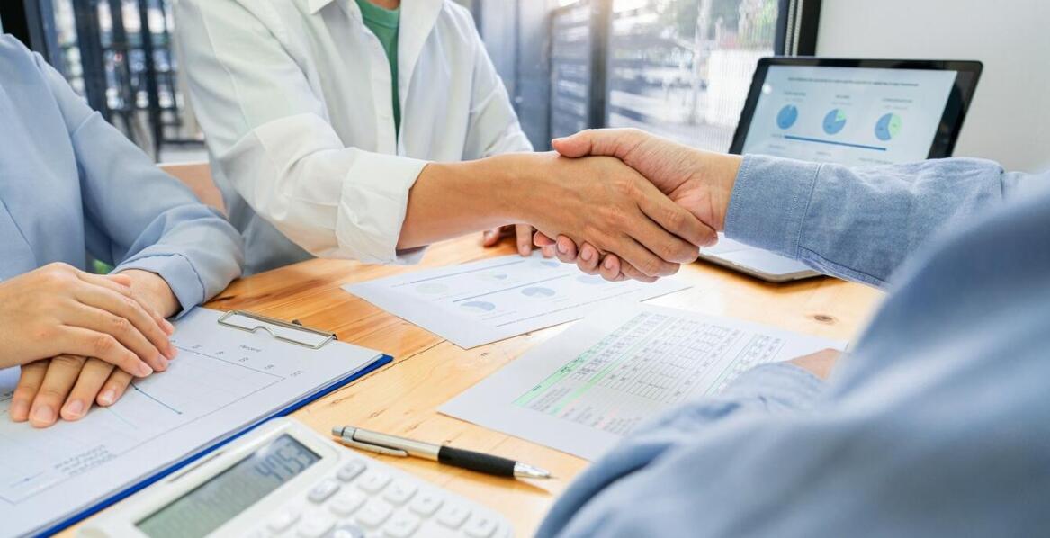 Jak zasady etyczne działania wpływają na strategię pozyskiwania klientów?