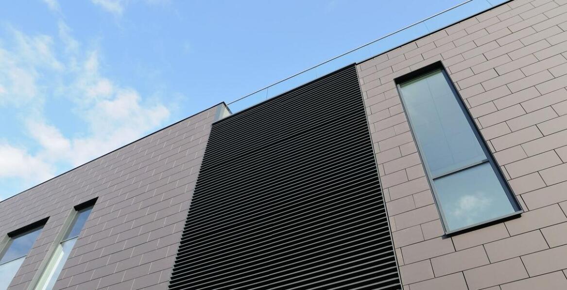 Jakie czynniki wpływają na projektowanie elewacji nowoczesnych?