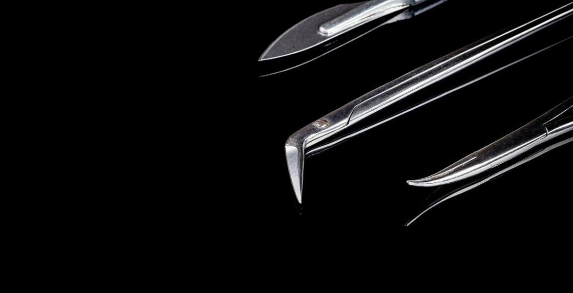 Naszyjnik z chirurgicznej stali a inne materiały – co warto wiedzieć?