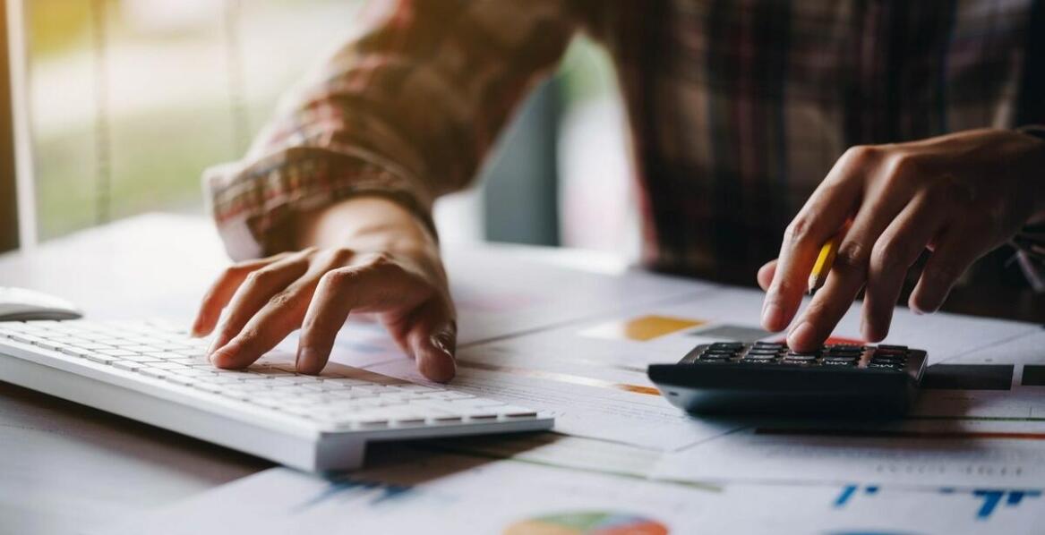 Księgowa w Łomiankach: wsparcie w zakresie kadr i płac dla firm