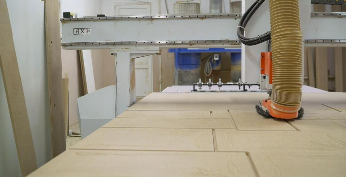 Jakie korzyści niesie profesjonalna obróbka dibondu w nowoczesnym przemyśle?