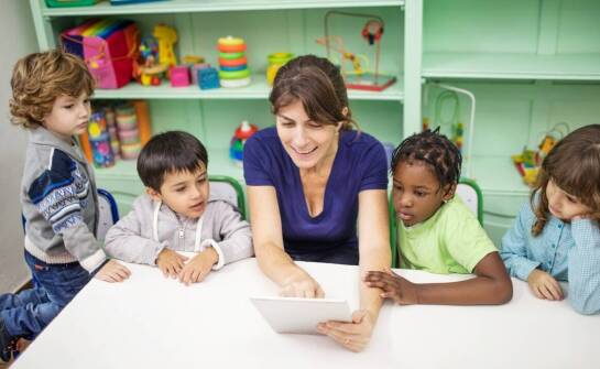 Skuteczne narzędzie do nauki języka dla dzieci to questy.