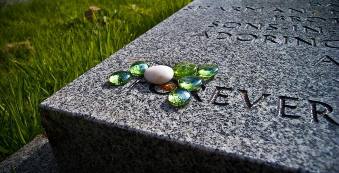 Jak technologia laserowa wpływa na jakość zdjęcia na szkle na cmentarzu?