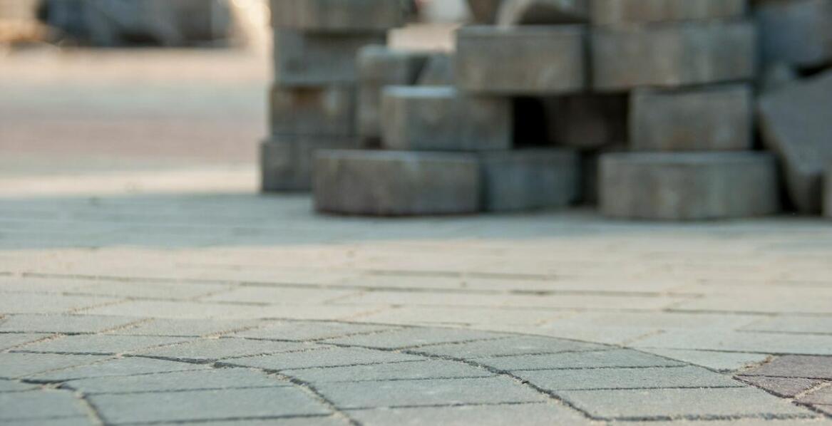 Różnorodność nieregularnych wzorów płyt chodnikowych w nowoczesnej architekturze