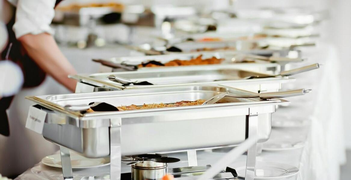 Catering na firmowe imprezy – co wyróżnia ofertę Adamek Catering?