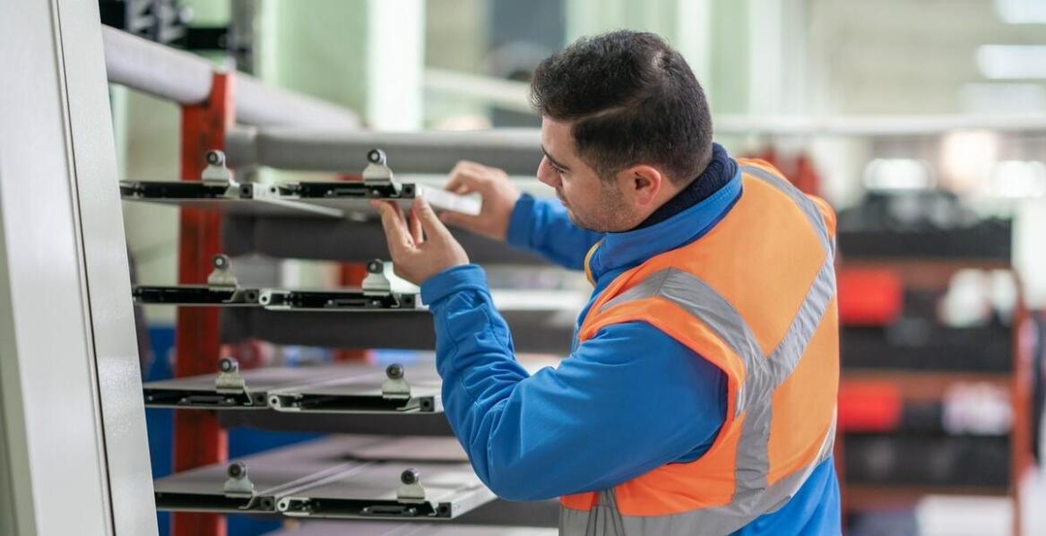 Jak poprawnie ocenić techniczny stan wspornikowych regałów podczas przeglądu?