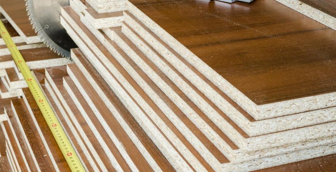 Sklejka czy płyty OSB – co lepiej sprawdzi się przy produkcji mebli?