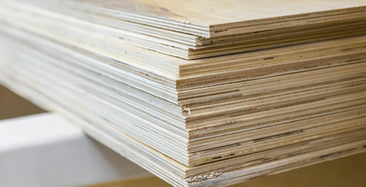 Sklejki jako materiał do tworzenia designerskich mebli - przegląd możliwości.