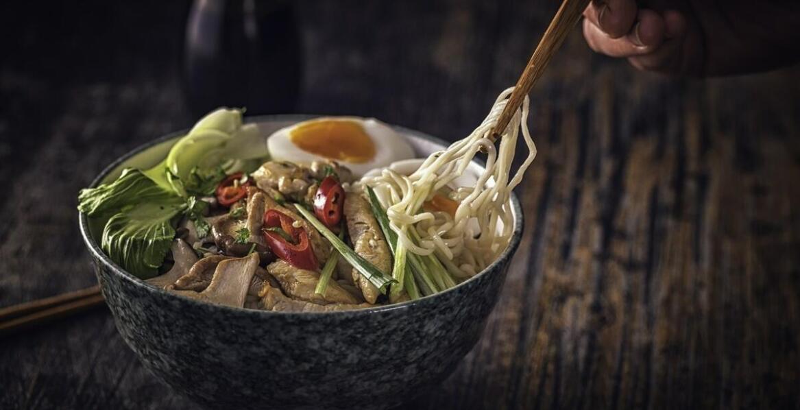 Azjatycka klasyka: jak przygotować autentyczne dania z makaronem?