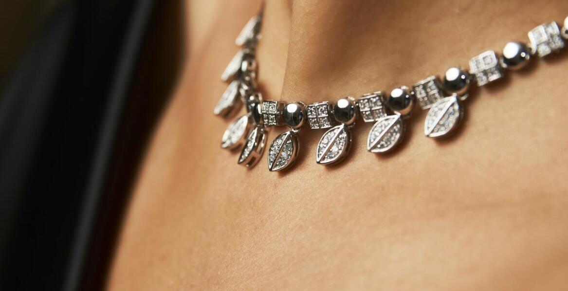 Jakie kolory i wzory dominują w naszyjnikach z chirurgicznej stali z koniczynką?