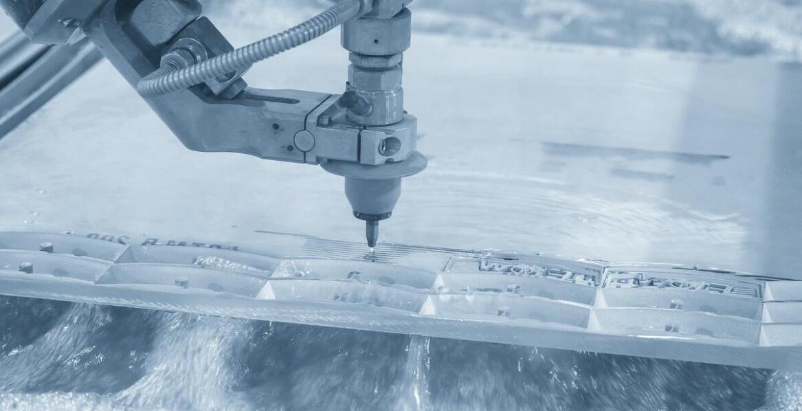 Docinanie plexi jako element procesu tworzenia innowacyjnych reklamowych rozwiązań