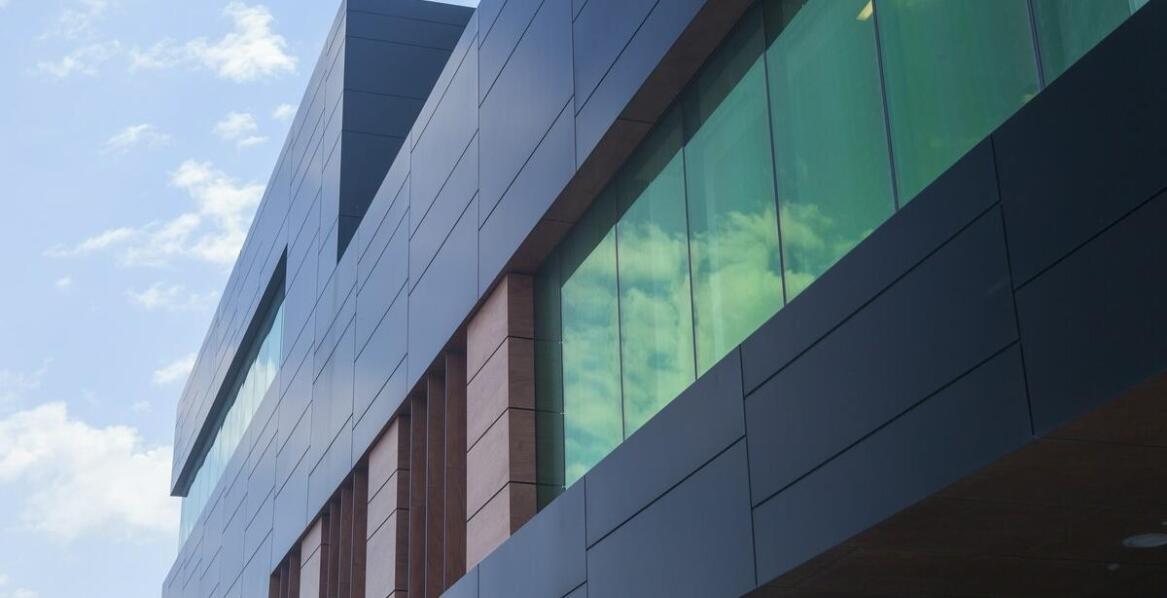 Jakie techniki stosować w wizualizacjach, aby podkreślić nowoczesność elewacji?