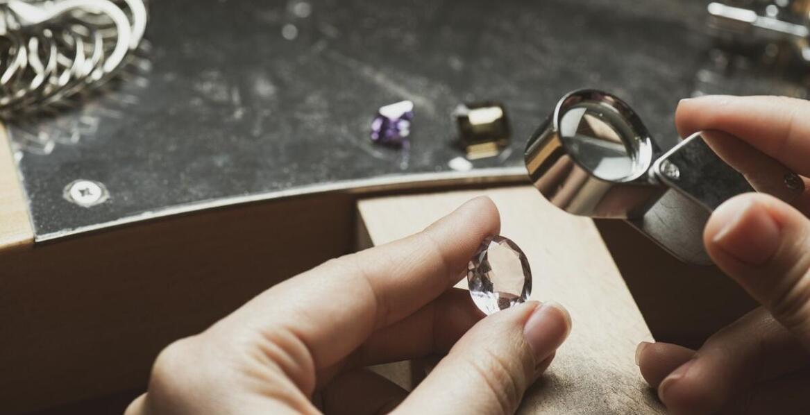 Znaczenie doświadczenia gemmologa w procesie certyfikacji szlachetnych kamieni