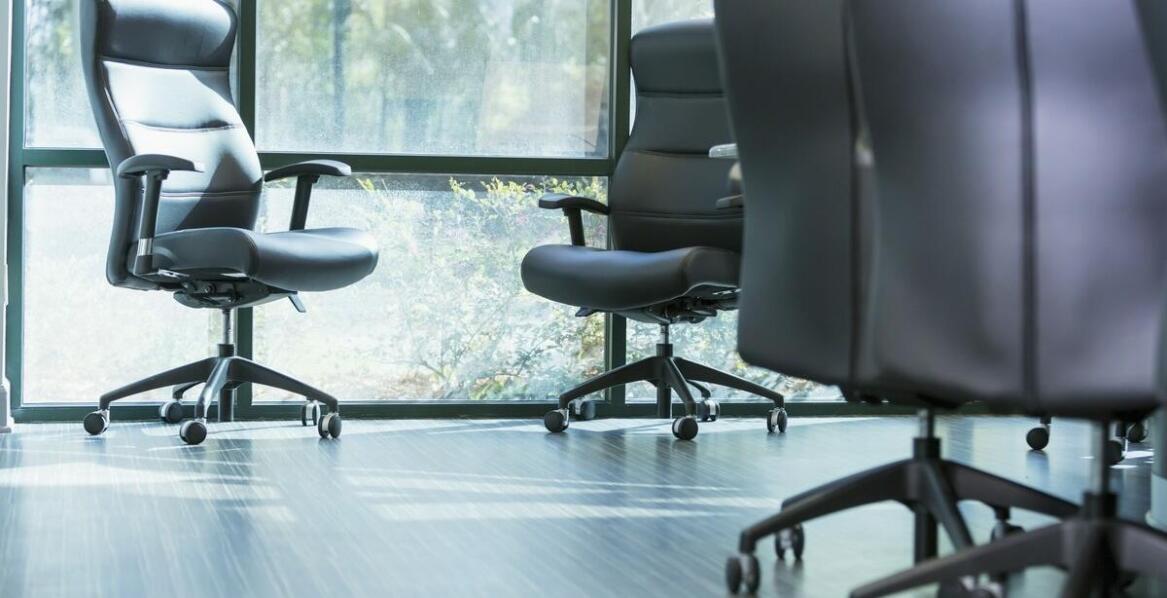 Ekologiczne krzesła komputerowe: moda czy konieczność dla firm w Warszawie?