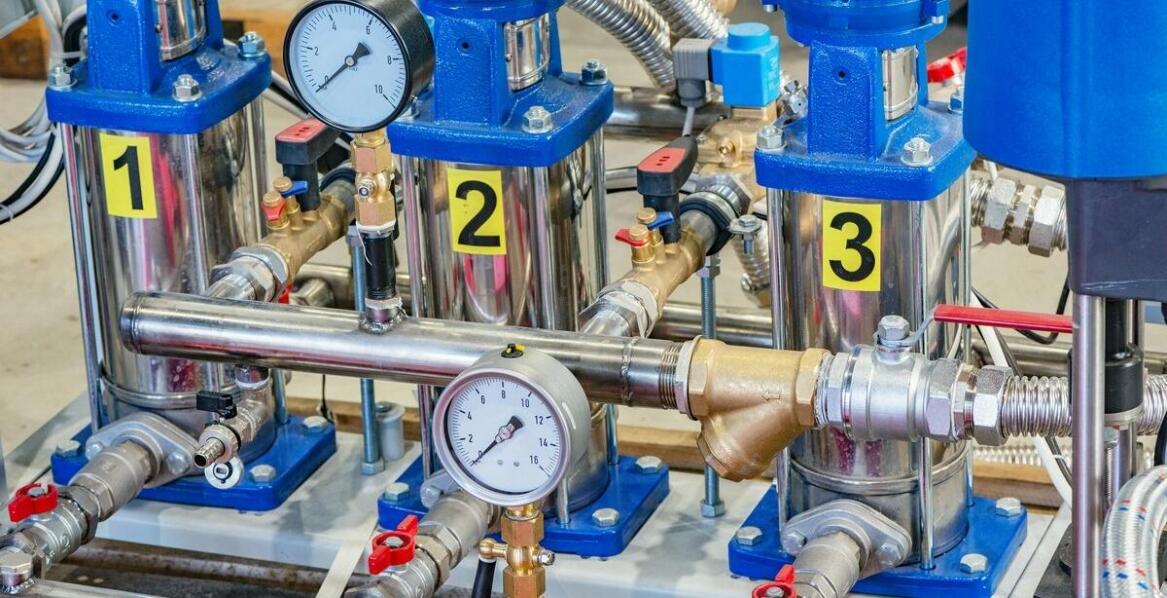 Jak hydraulika wspiera działanie systemów podłogi ruchomej?