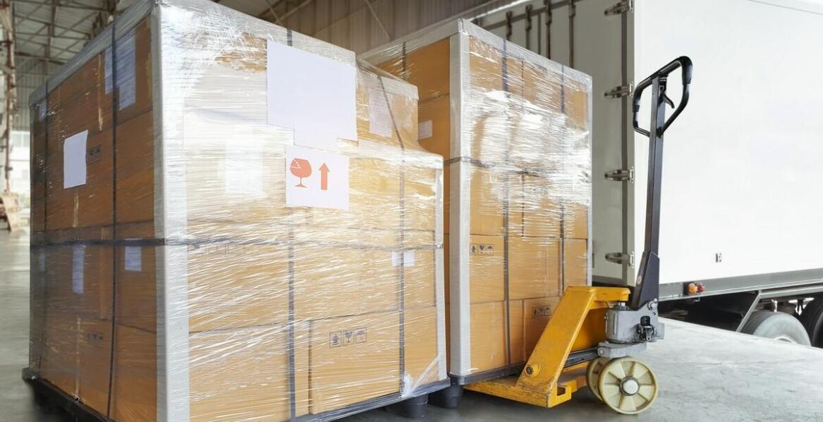 Wpływ folii stretch na bezpieczeństwo przesyłek w transporcie