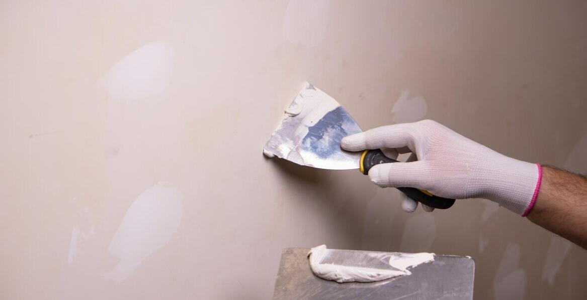 Wybór elastycznej szpachli do drewna a efektywność prac przy remontach