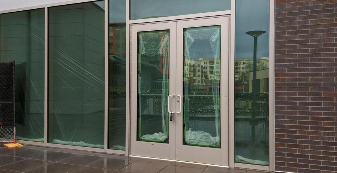 Rola szklanych daszków w ochronie przed słońcem i deszczem