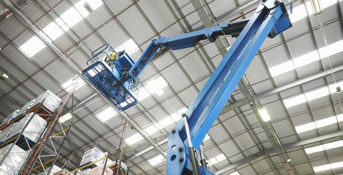 Korzyści z posiadania uprawnień do podnośników koszowych w pracy magazynowej