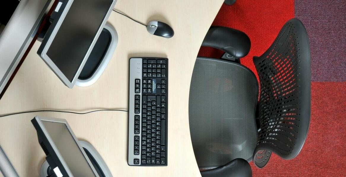 Regulowane biurka – jak technologia USB Control zmienia sposób pracy?