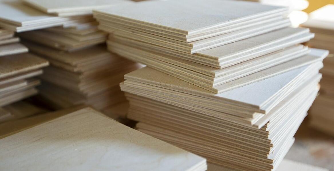 Różnorodność gatunków drewna w produkcji klejonych płyt – co wybrać?