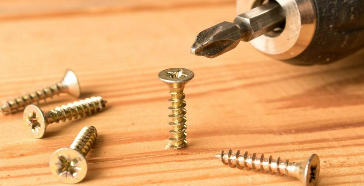 Śruby do drzwiowych klamek w drzwiach wewnętrznych i zewnętrznych – różnice