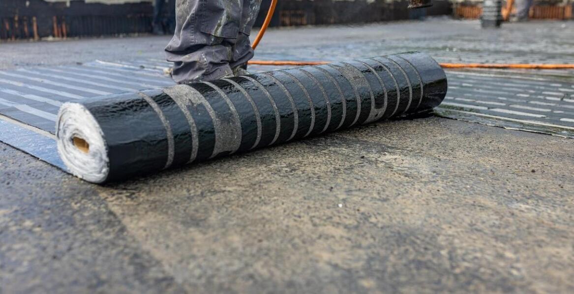 Płaskie dachy – jakie materiały zapewniają najlepszą ochronę przed przeciekami?