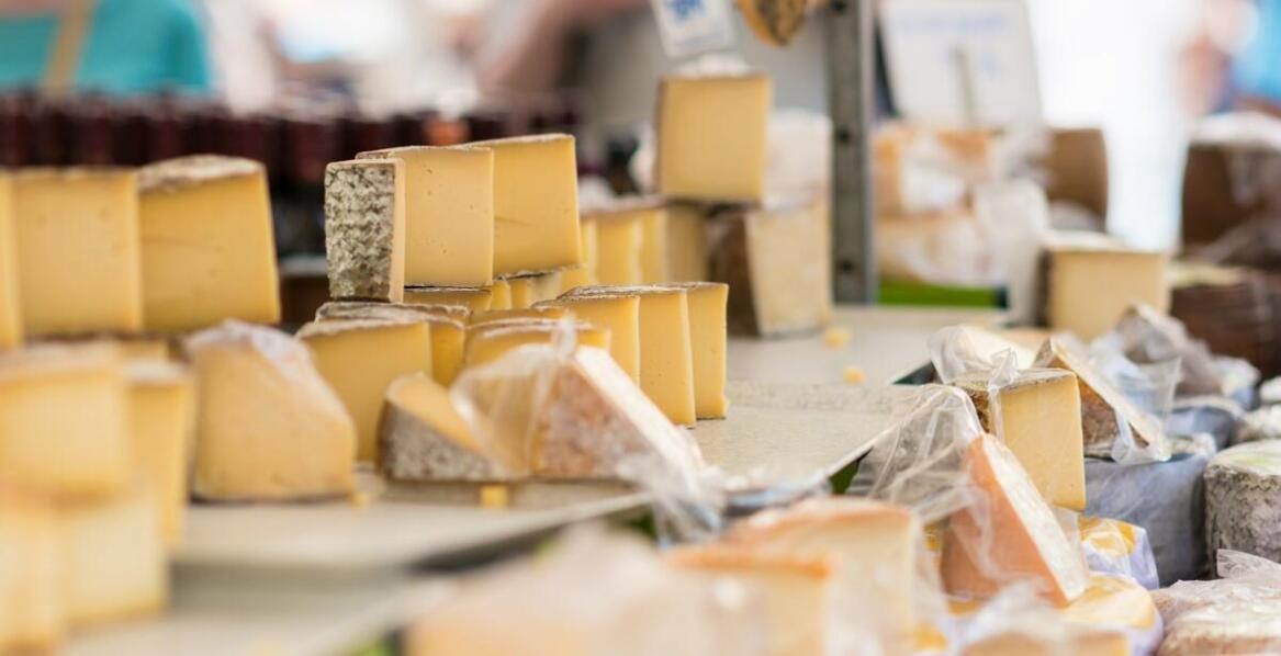 Jakie regionalne specjały znajdziesz na targu pod Gubałówką w Zakopanem?