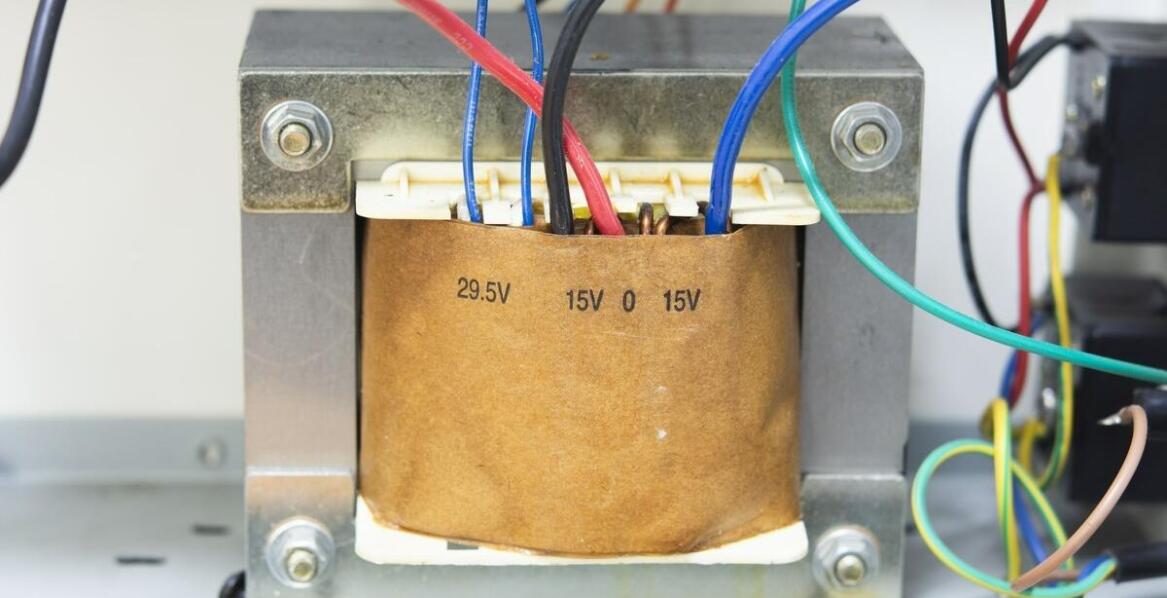 Transformator 100W a energetyczna efektywność systemów nagłośnieniowych