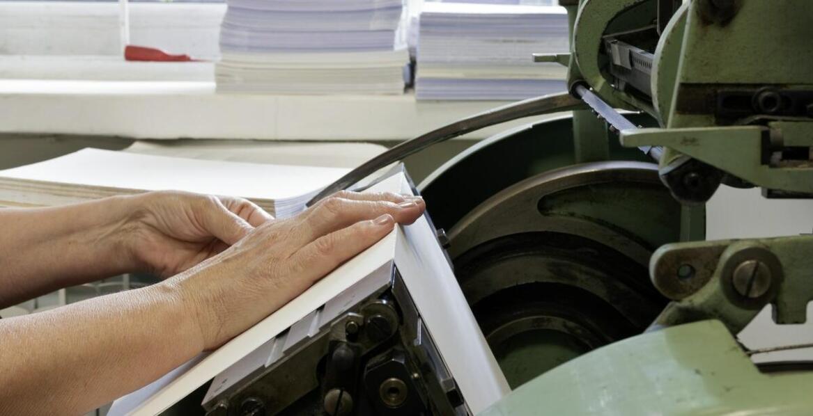 Wybór odpowiedniego papieru do produkcji szytych broszur
