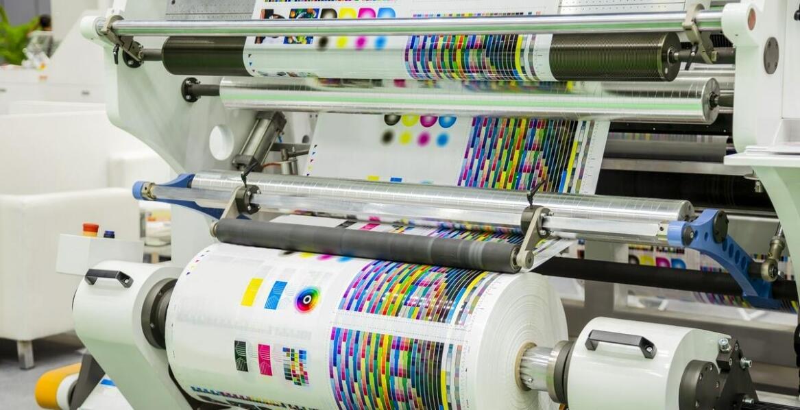 Wysoka jakość nadruków w produkcji w drukarni: jak to osiągają?