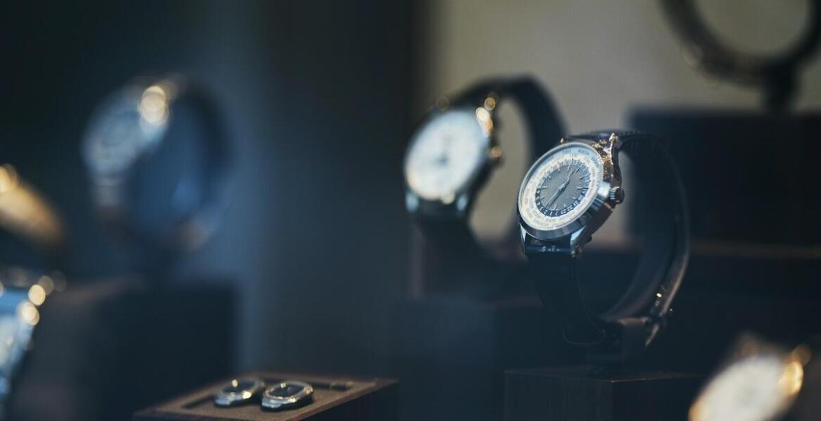 Klasyczne kontra nowoczesne – jakie zegarki dominują w męskiej modzie?