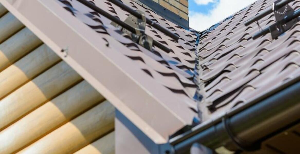 Wykorzystanie dekarskich obróbek na wymiar w projektach domów z dachem o nachyleniu 40 stopni