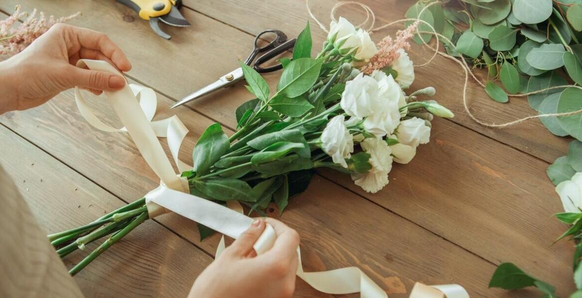 Jakie są najnowsze trendy w użyciu satynowych wstążek o szerokości 2.5 cm w florystyce?