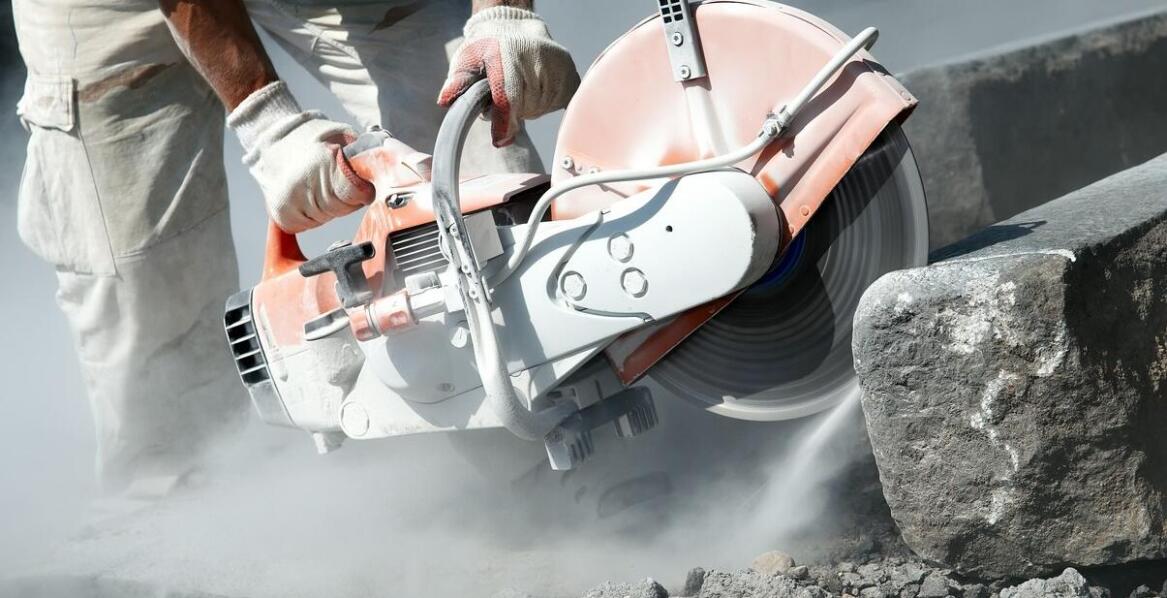 Jakie są najczęstsze czynniki podnoszące cenę za mb przy cięciu betonu?