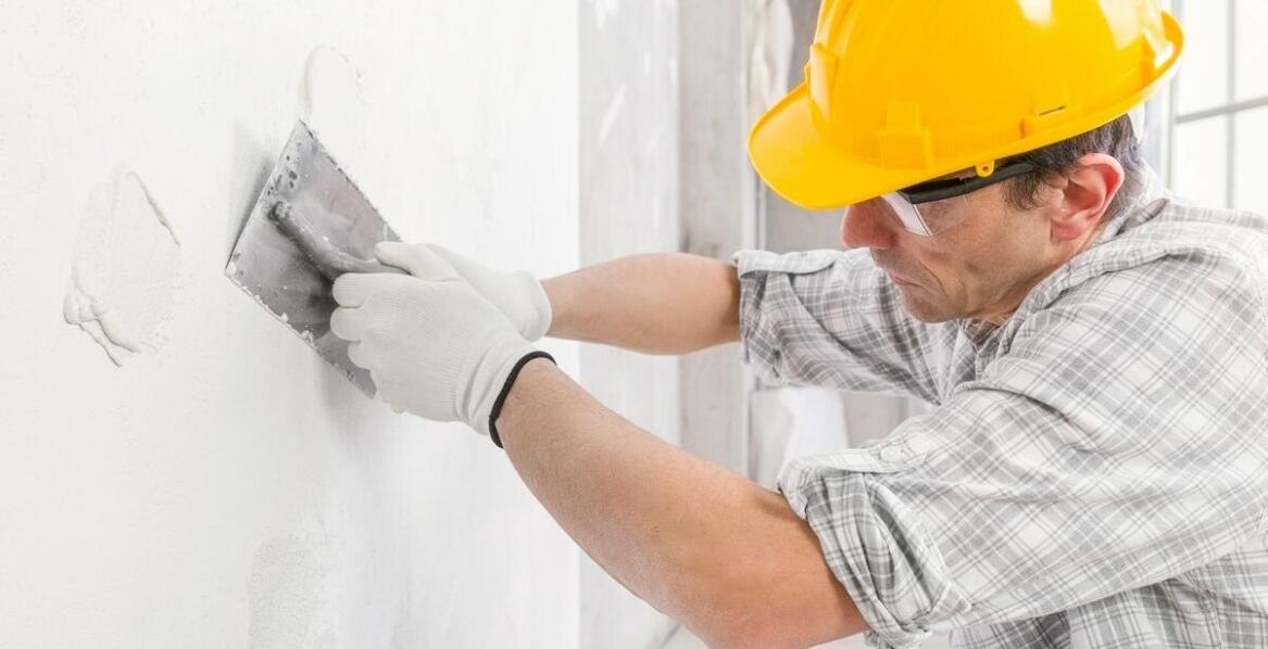 Jak przygotować powierzchnię pod maszynowe tynki?