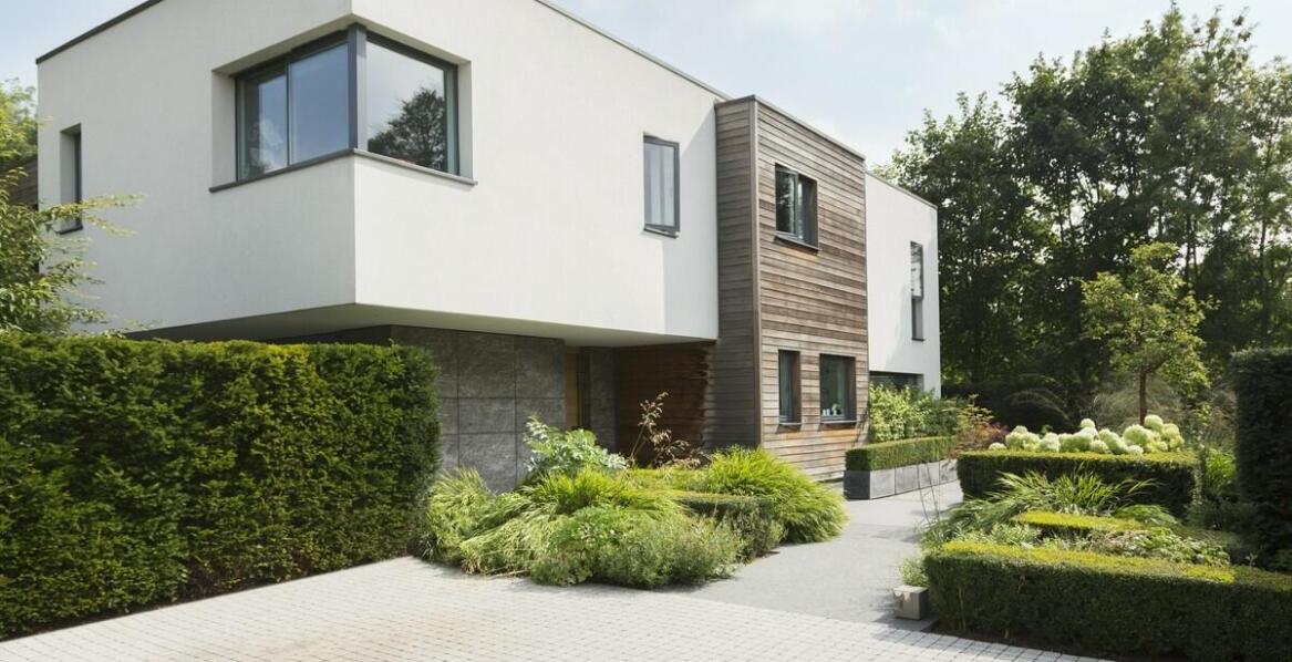 Jakie są kluczowe zasady projektowania efektownej fasady domu?