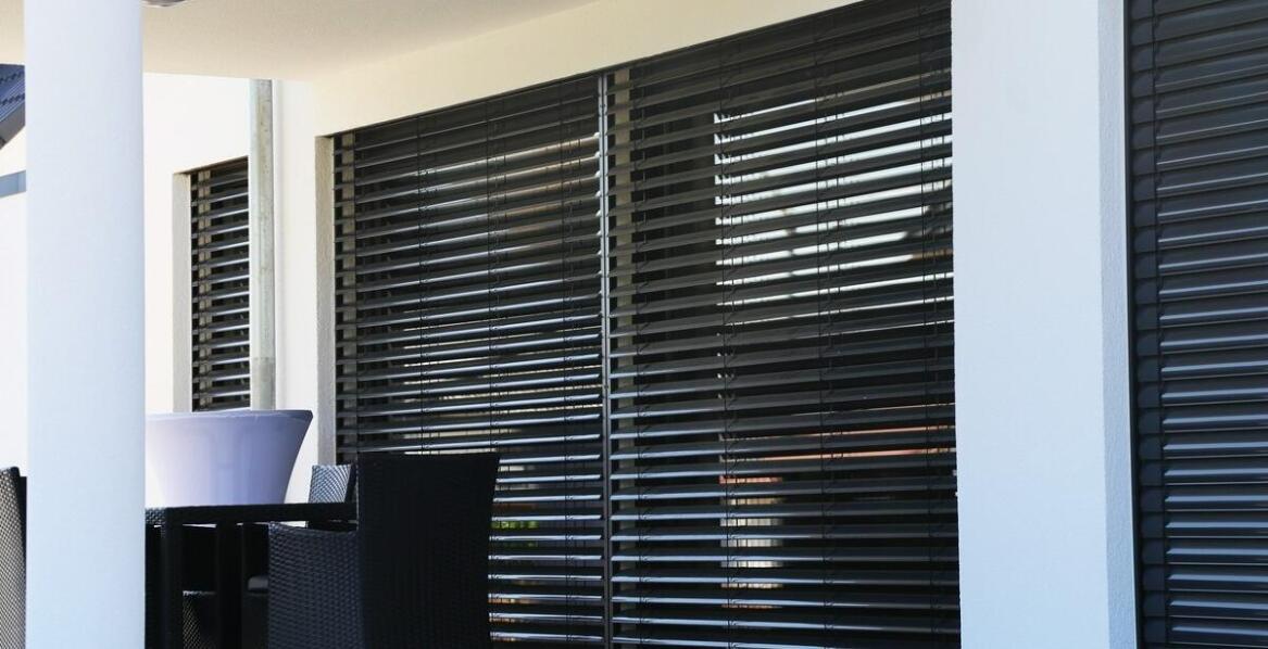 Aluminiowe żaluzje tarasowe jako sposób na poprawę mikroklimatu w ogrodzie