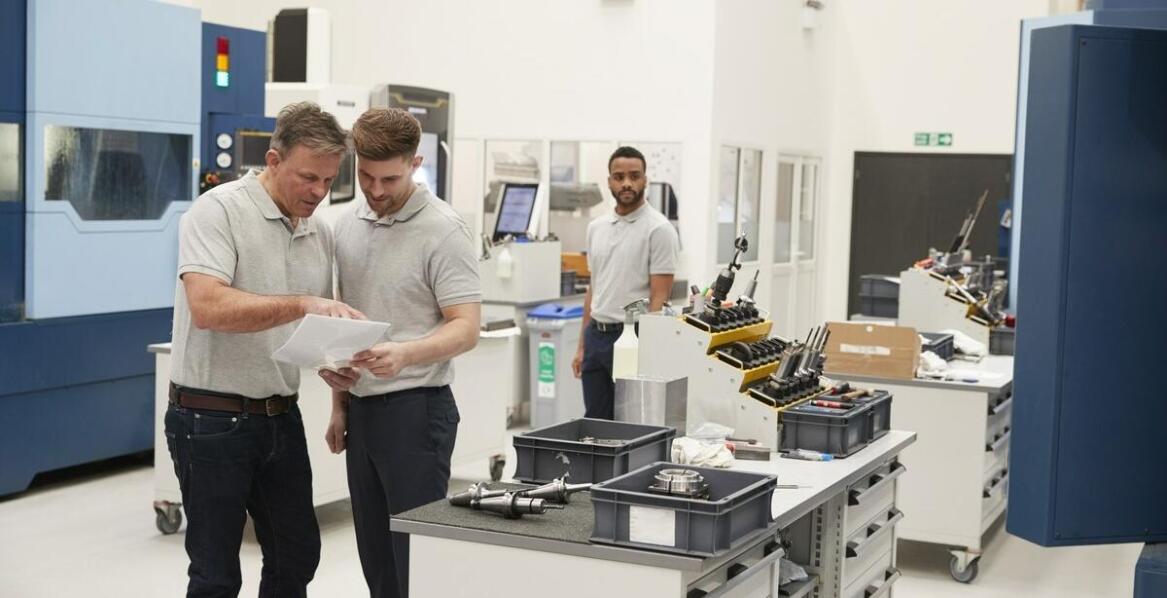 Jakie są najważniejsze metodologie zarządzania projektami i ich zastosowanie w produkcji jednostkowej?