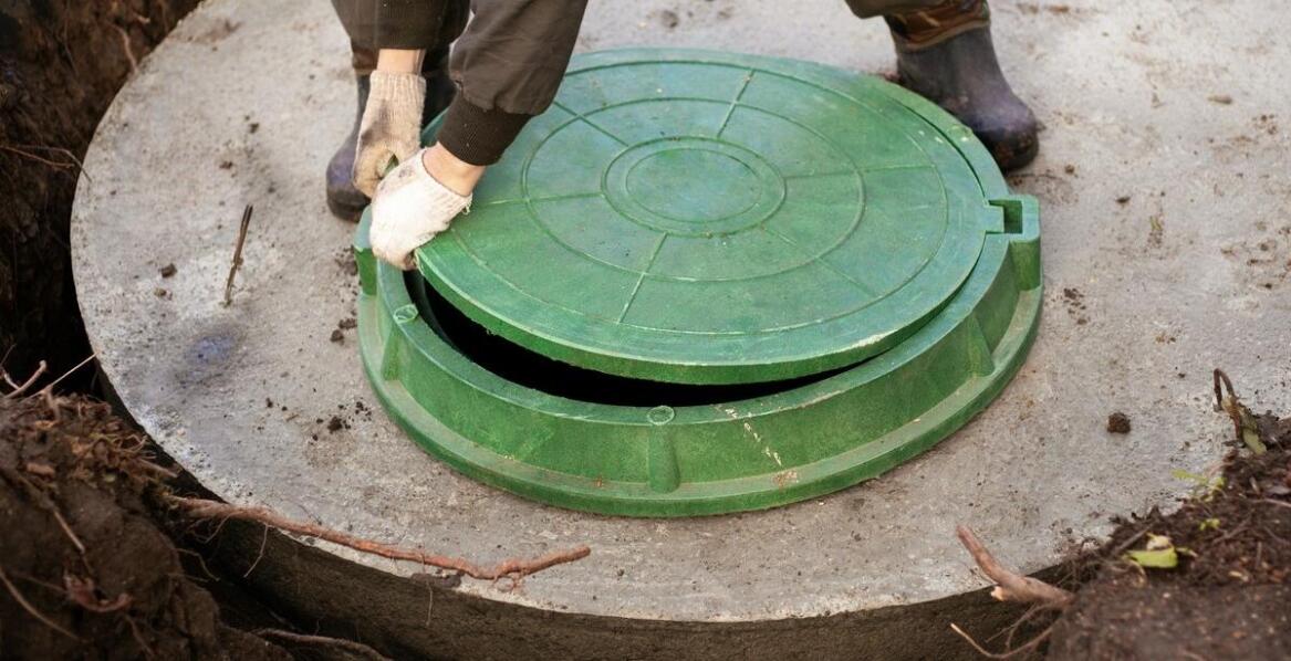 Jakie korzyści niesie ze sobą montaż plastikowego włazu 800?