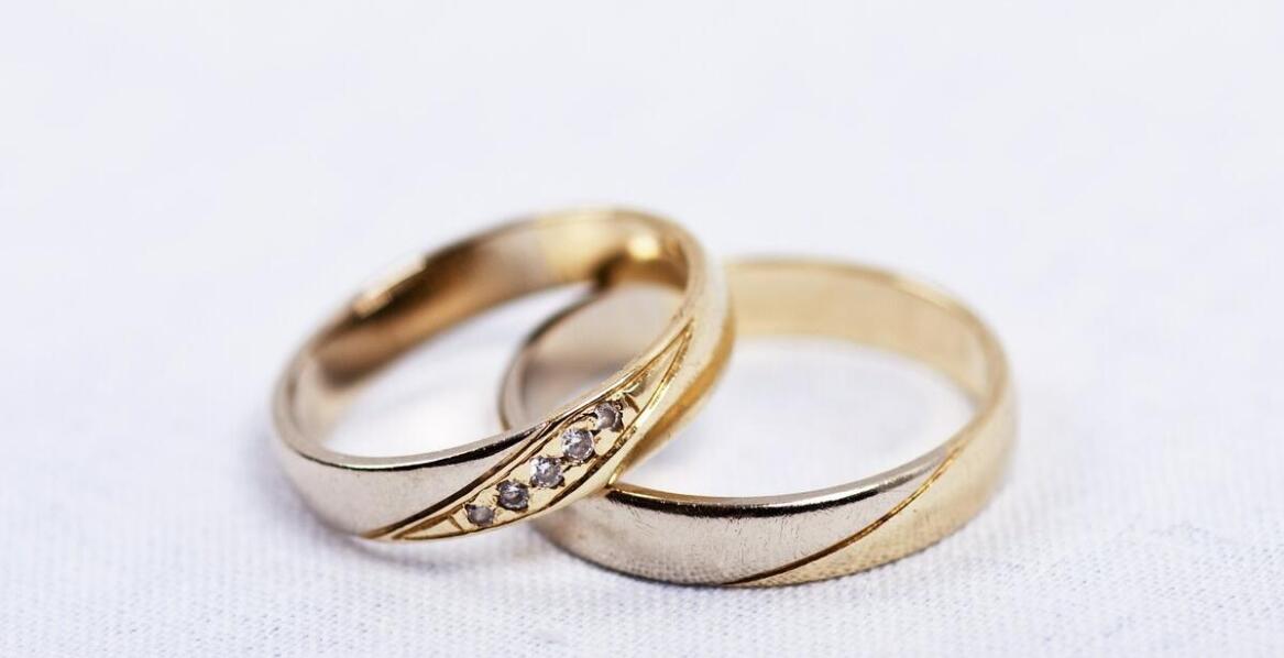 Ślubne obrączki z kolorystycznymi elementami – jakie wzory są dostępne?