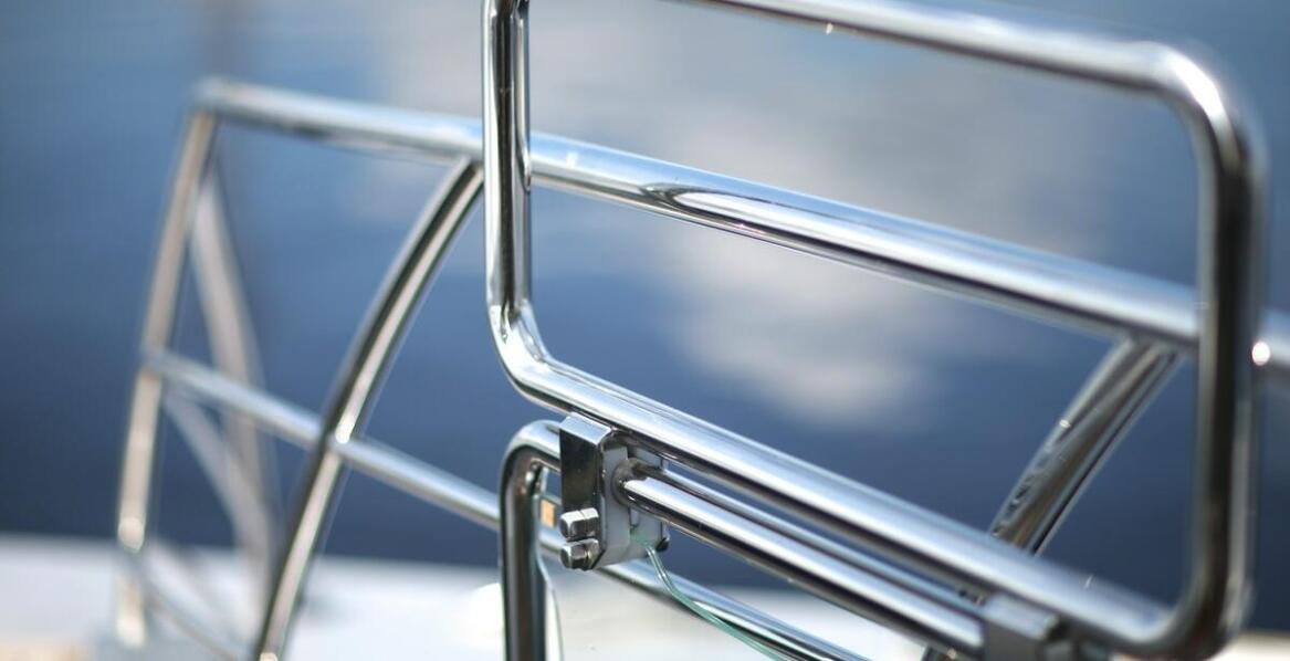 Nierdzewne okucia a ekologia – jak wpływają na morskie środowisko?