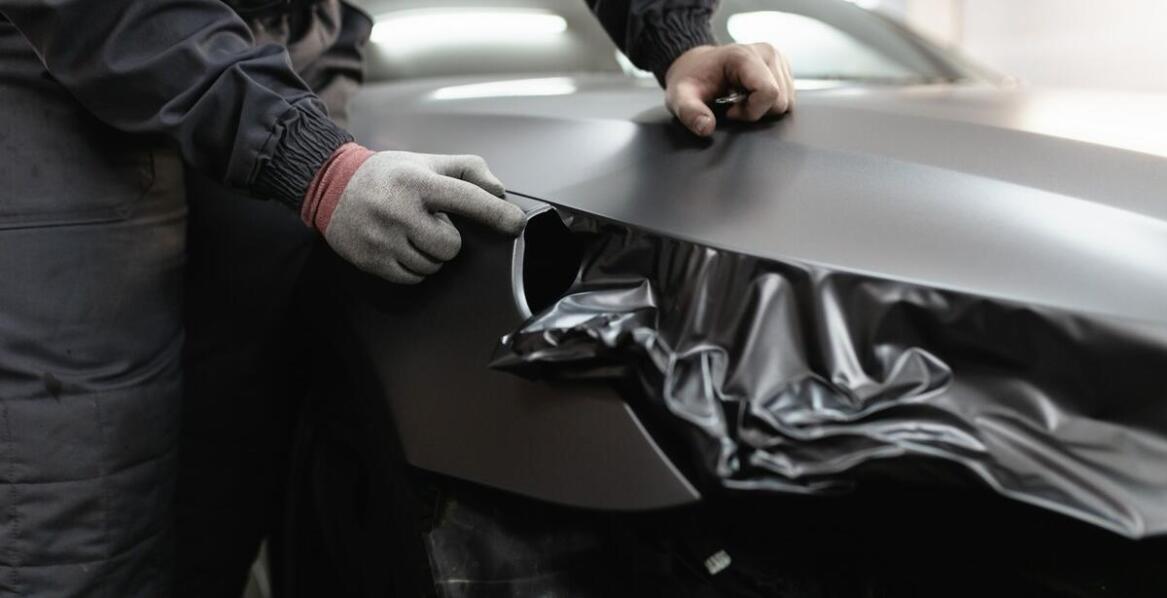 Koszt oklejenia całego auta a jakość folii – dlaczego to jest ważne?