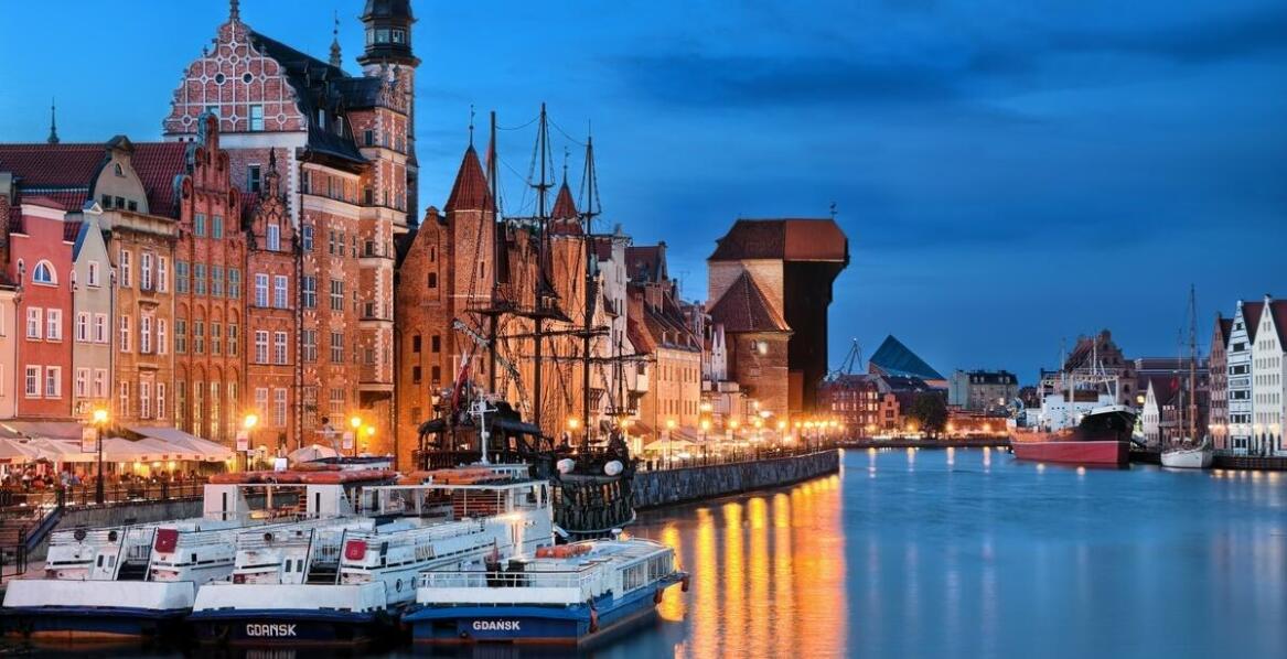 Hostel na łodzi – unikalny sposób na nocleg z widokiem na zamek