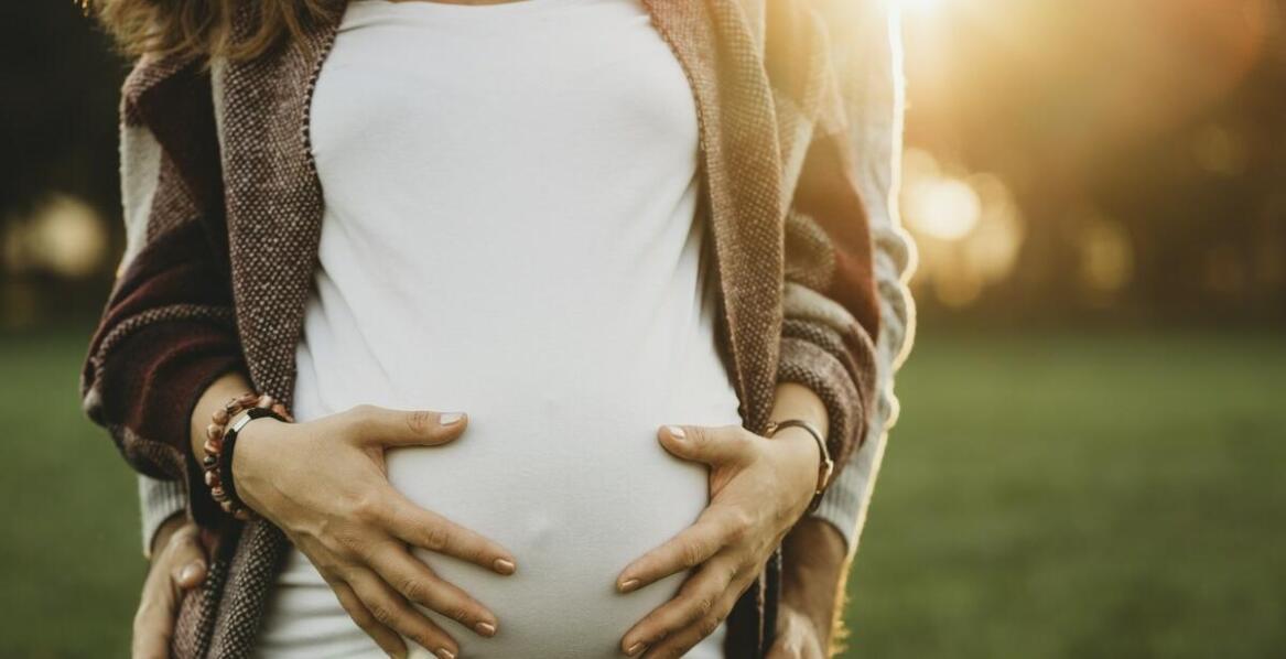 Jakie są najważniejsze aspekty do rozważenia przy planowaniu sesji ciążowej z dzieckiem?